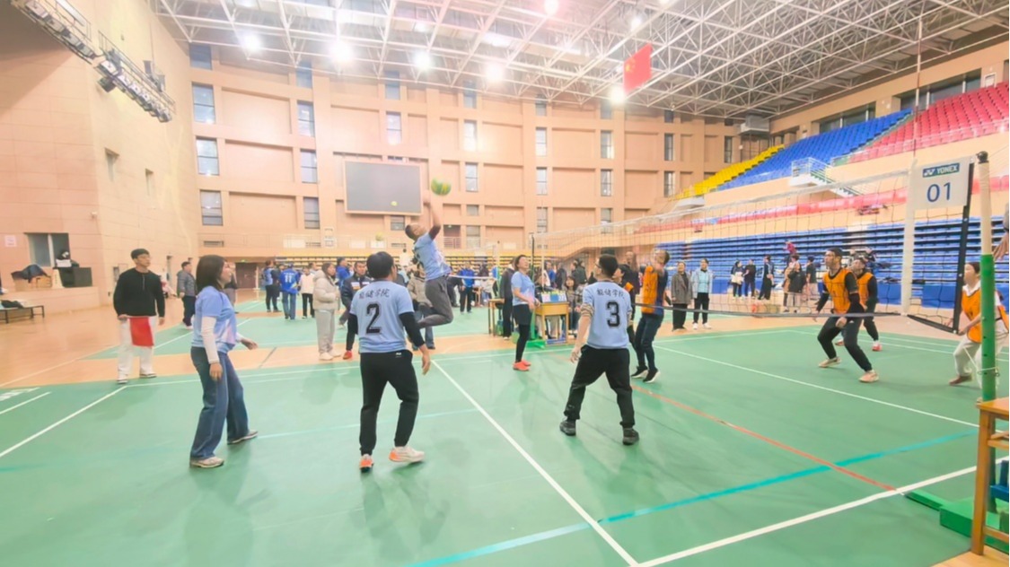 能储学院在2025年教职工“金秋杯”气排球比赛中取得优秀成绩
