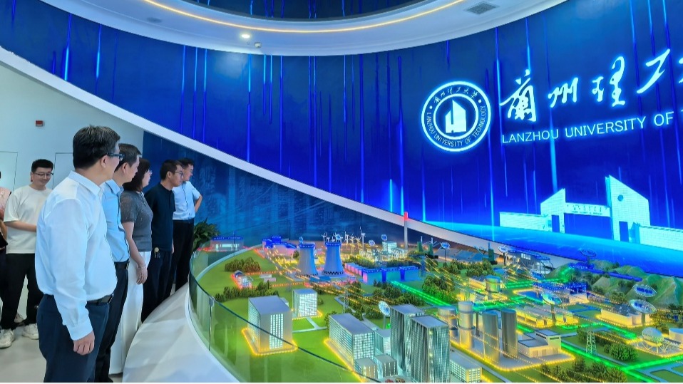 能储学院全体教师参观智电启航科普教育基地科技成果展和校史馆